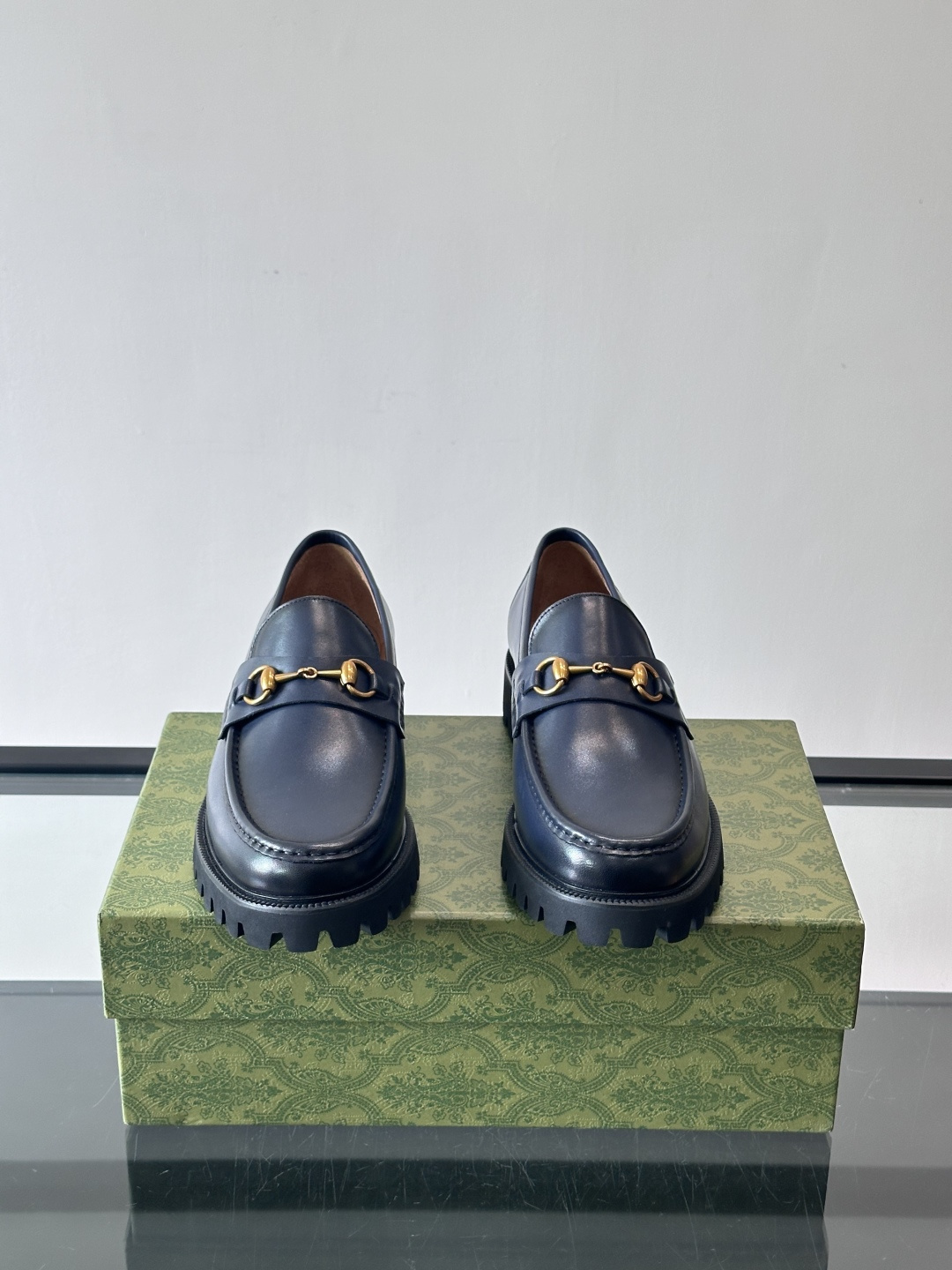 Gucci复古男士乐福鞋，采用牛皮面材质，质感细腻，英伦学院风满满。5cm厚底设计，静音又舒适，通勤日常