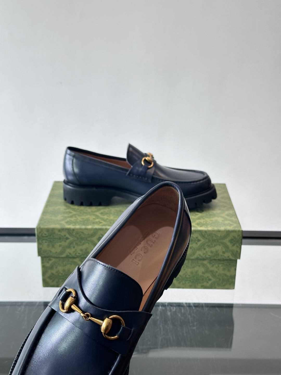 Gucci复古男士乐福鞋，采用牛皮面材质，质感细腻，英伦学院风满满。5cm厚底设计，静音又舒适，通勤日常