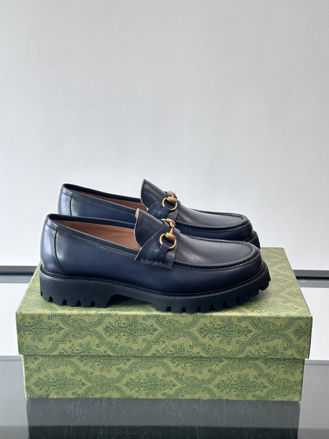 Gucci复古男士乐福鞋，采用牛皮面材质，质感细腻，英伦学院风满满。5cm厚底设计，静音又舒适，通勤日常