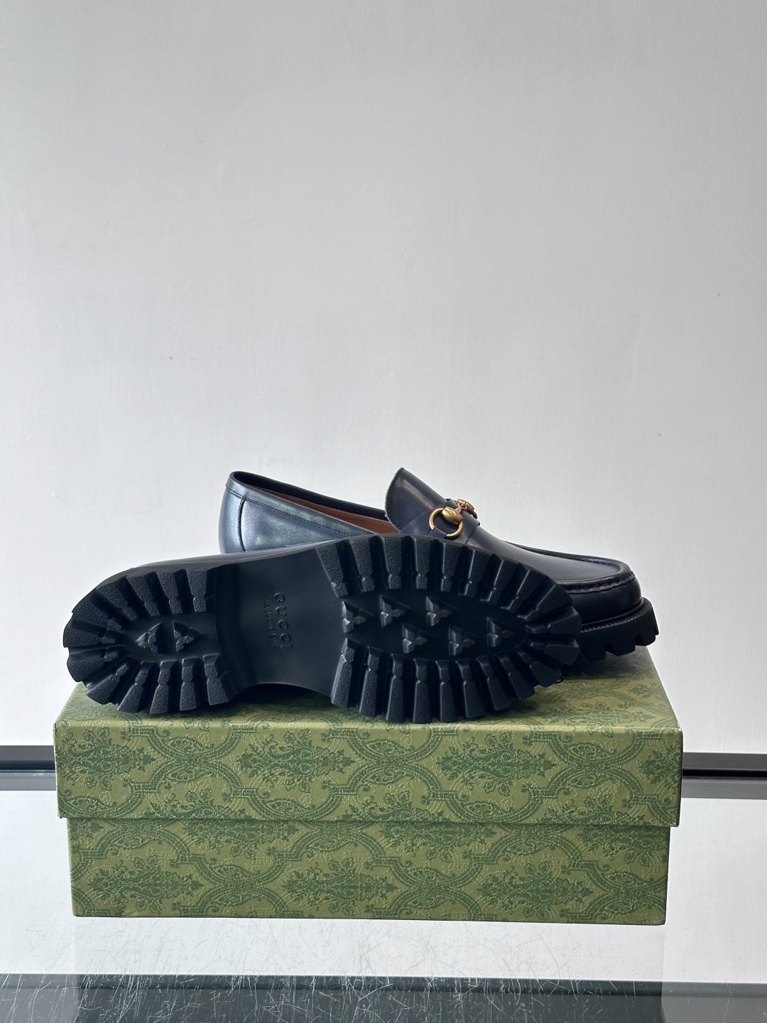 Gucci复古男士乐福鞋，采用牛皮面材质，质感细腻，英伦学院风满满。5cm厚底设计，静音又舒适，通勤日常