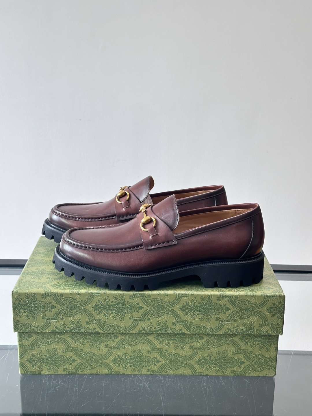 Gucci复古男士乐福鞋，采用牛皮面材质，质感细腻，英伦学院风满满。5cm厚底设计，静音又舒适，通勤日常