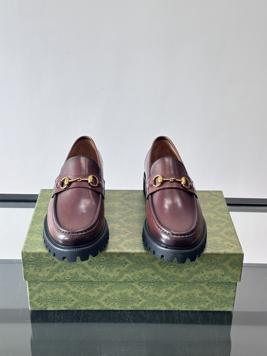 Gucci复古男士乐福鞋，采用牛皮面材质，质感细腻，英伦学院风满满。5cm厚底设计，静音又舒适，通勤日常