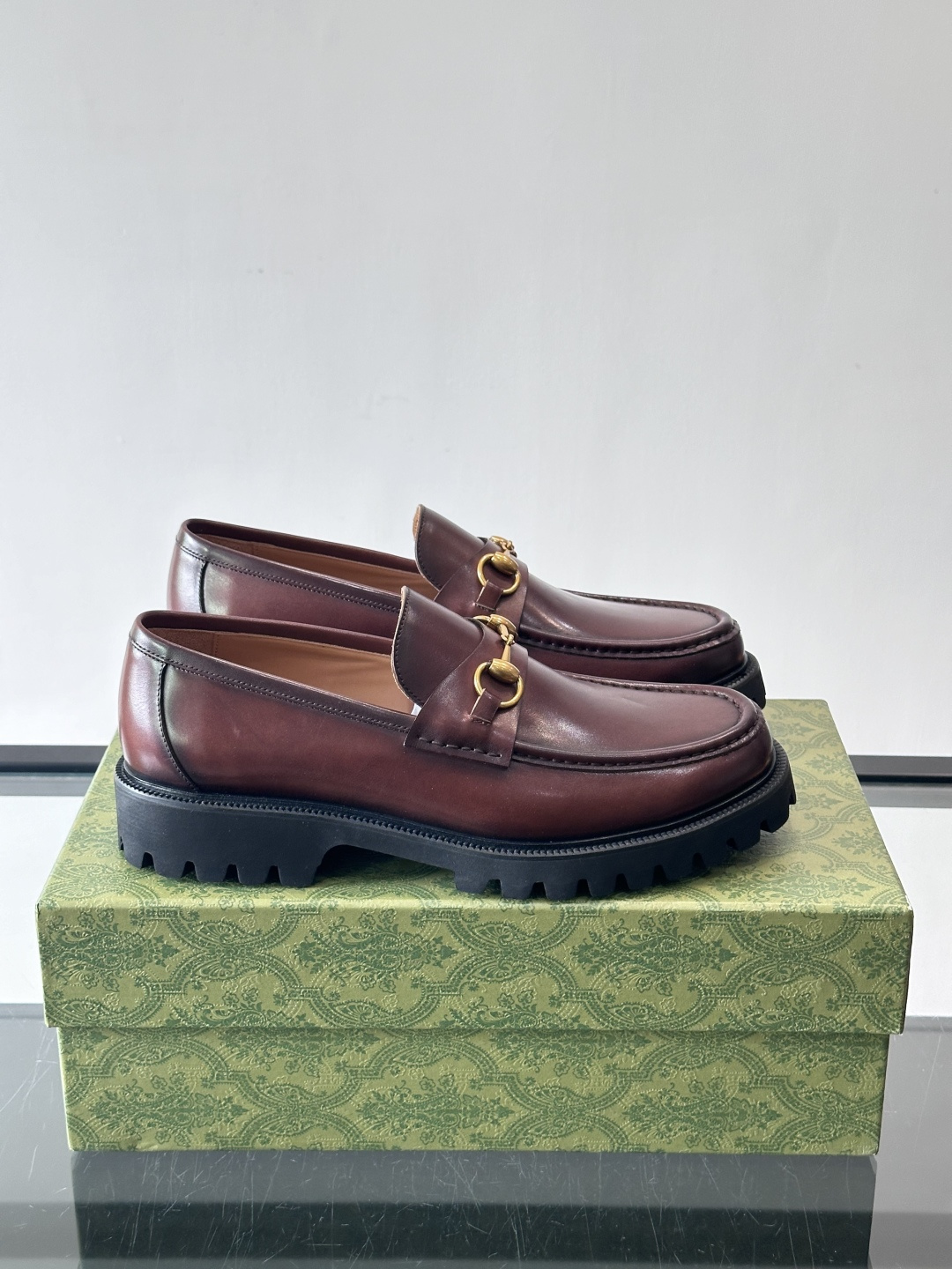 Gucci复古男士乐福鞋，采用牛皮面材质，质感细腻，英伦学院风满满。5cm厚底设计，静音又舒适，通勤日常