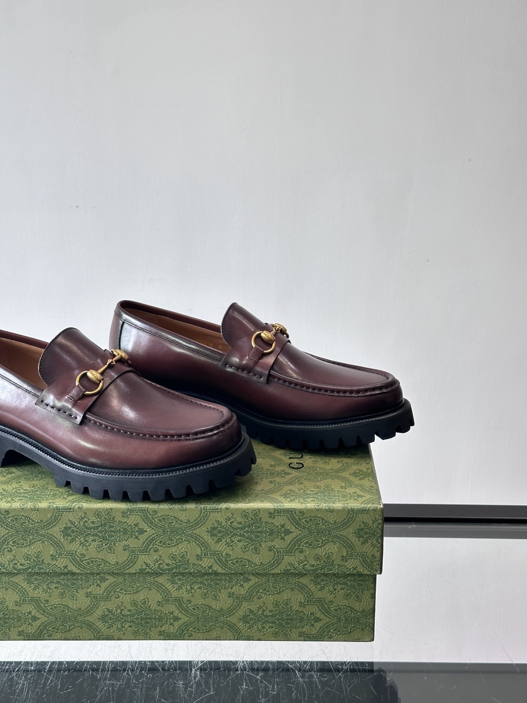 Gucci复古男士乐福鞋，采用牛皮面材质，质感细腻，英伦学院风满满。5cm厚底设计，静音又舒适，通勤日常
