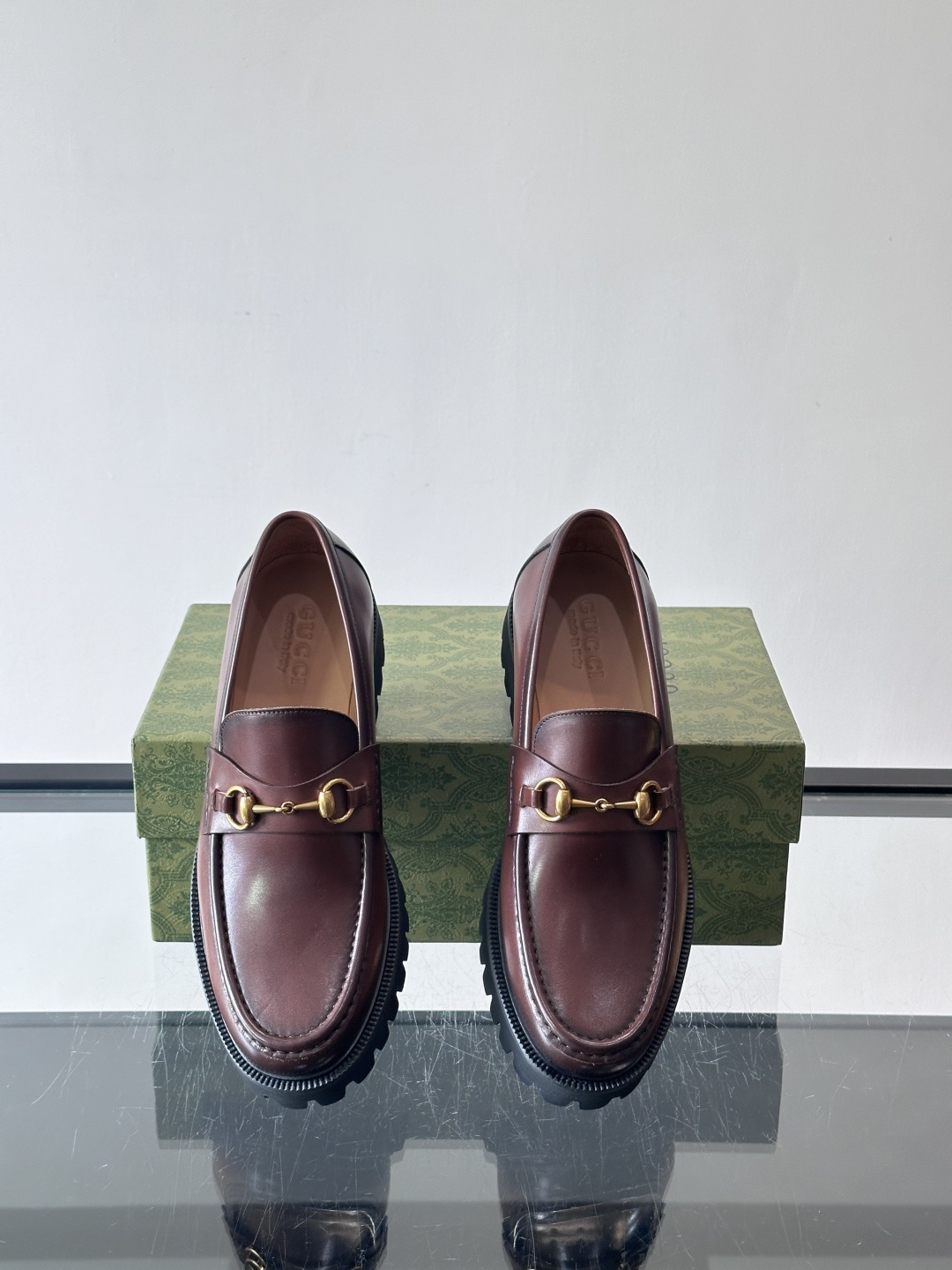 Gucci复古男士乐福鞋，采用牛皮面材质，质感细腻，英伦学院风满满。5cm厚底设计，静音又舒适，通勤日常