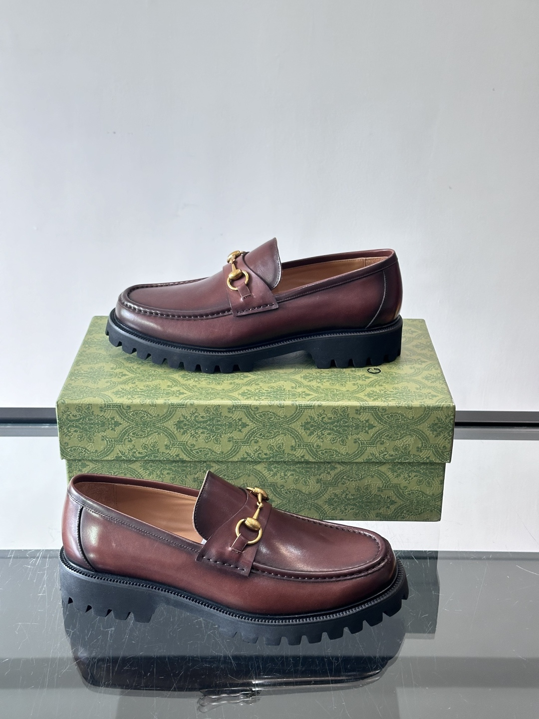 Gucci复古男士乐福鞋，采用牛皮面材质，质感细腻，英伦学院风满满。5cm厚底设计，静音又舒适，通勤日常