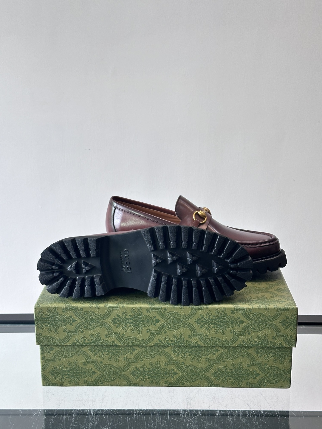 Gucci复古男士乐福鞋，采用牛皮面材质，质感细腻，英伦学院风满满。5cm厚底设计，静音又舒适，通勤日常