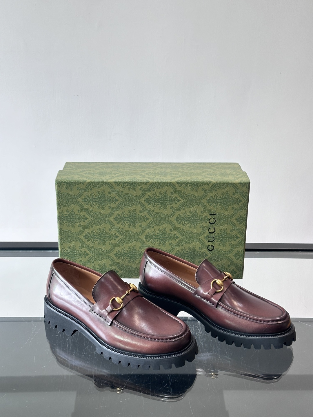 Gucci复古男士乐福鞋，采用牛皮面材质，质感细腻，英伦学院风满满。5cm厚底设计，静音又舒适，通勤日常