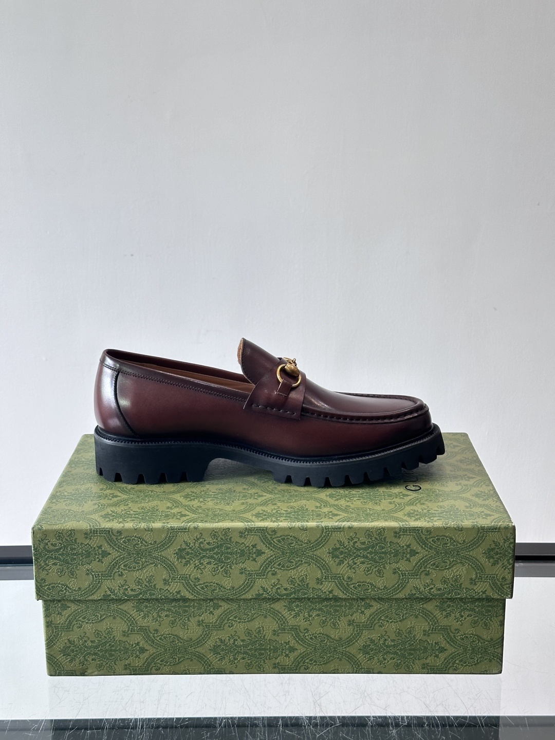 Gucci复古男士乐福鞋，采用牛皮面材质，质感细腻，英伦学院风满满。5cm厚底设计，静音又舒适，通勤日常