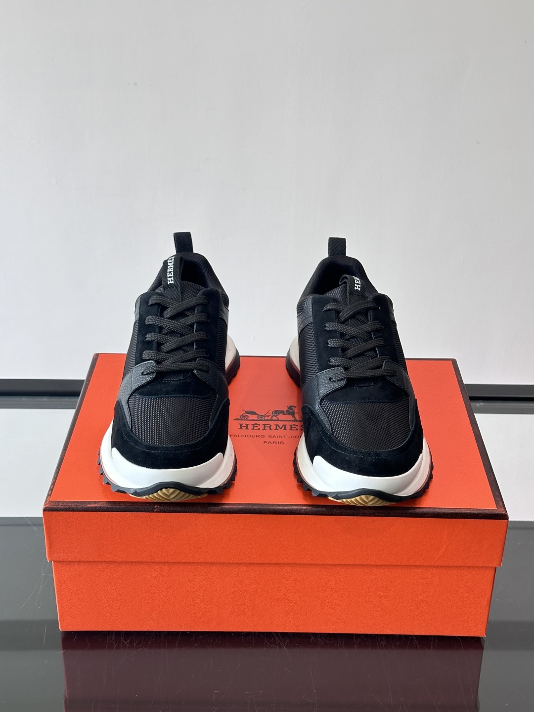 👟Hermès 运动鞋，麂皮➕牛皮拼接，侧面“H”标志超有辨识度✨。橡胶鞋底抓地力强，穿着舒适，日常或轻