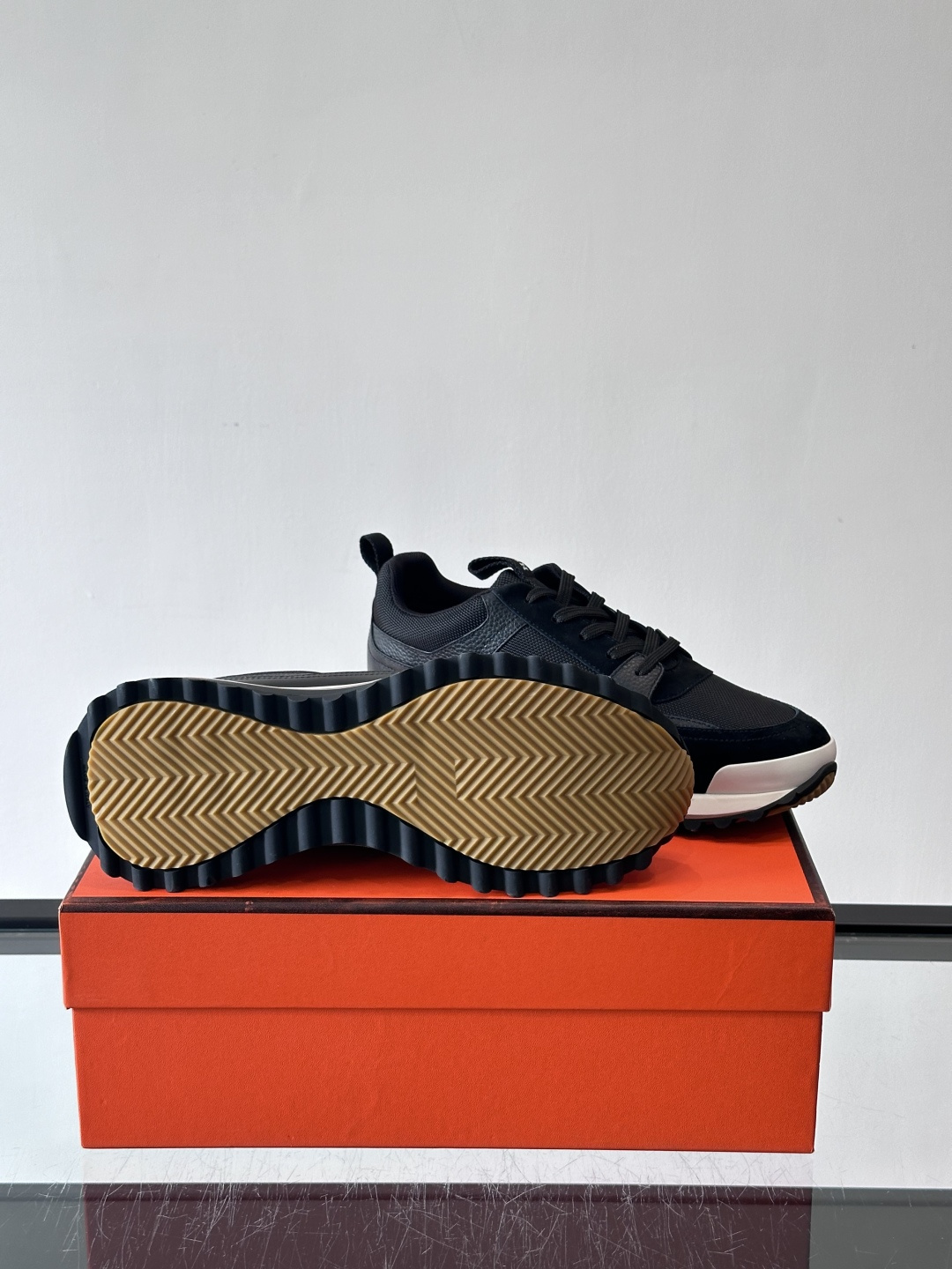 👟Hermès 运动鞋，麂皮➕牛皮拼接，侧面“H”标志超有辨识度✨。橡胶鞋底抓地力强，穿着舒适，日常或轻