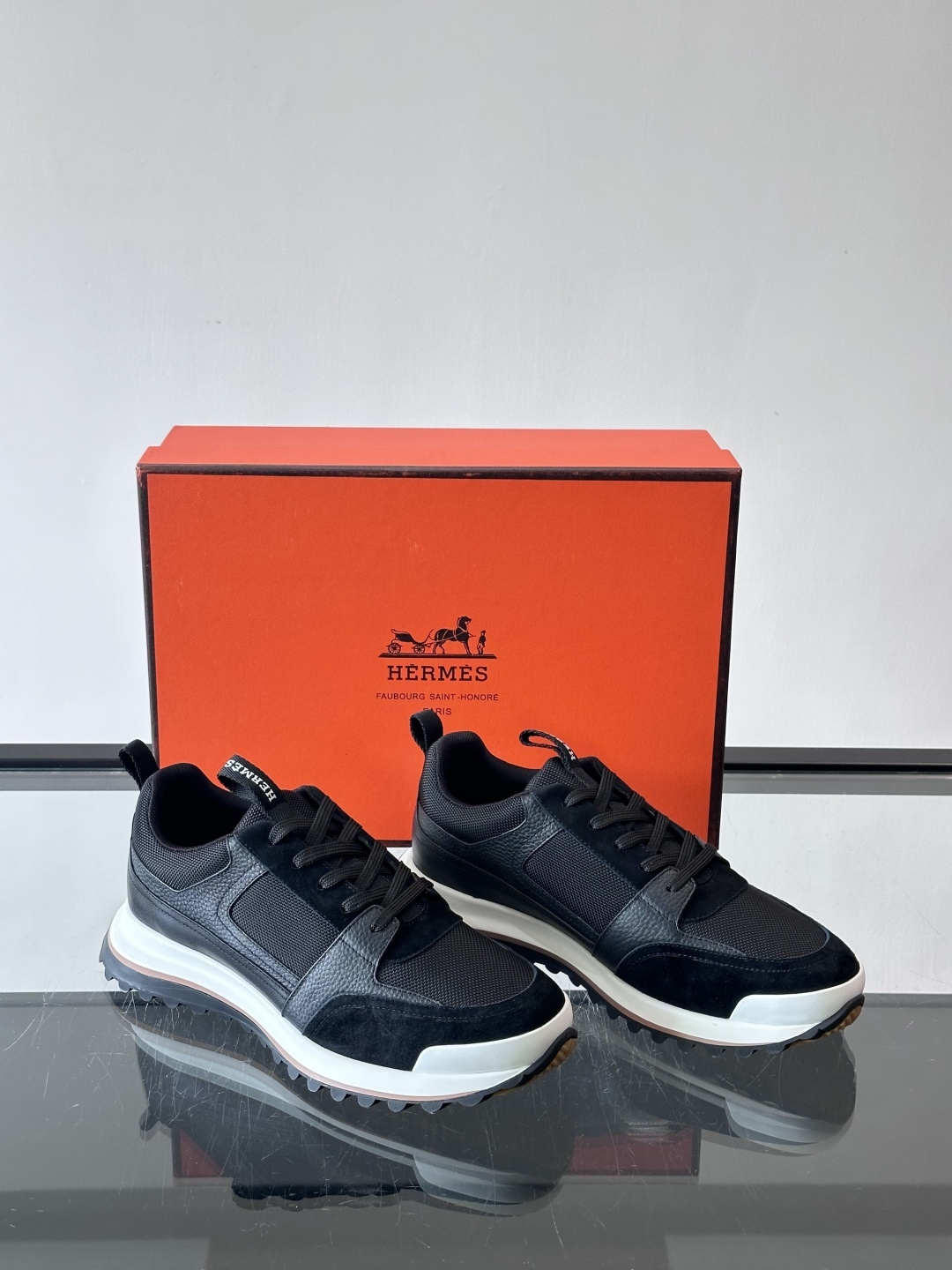 👟Hermès 运动鞋，麂皮➕牛皮拼接，侧面“H”标志超有辨识度✨。橡胶鞋底抓地力强，穿着舒适，日常或轻