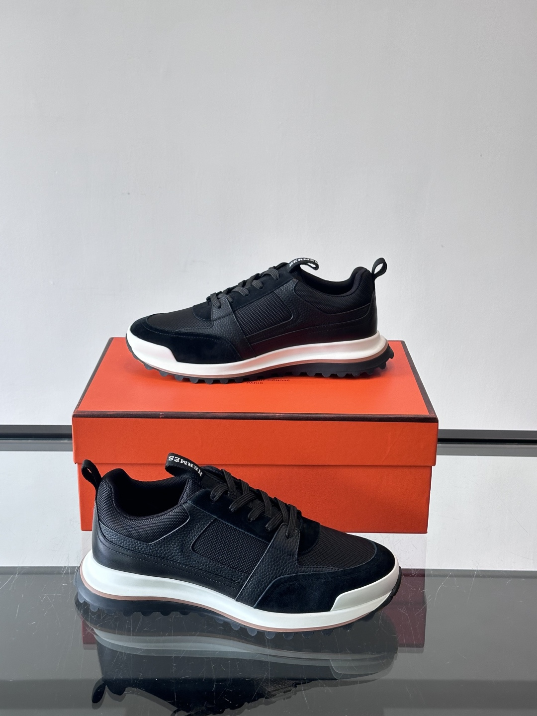 👟Hermès 运动鞋，麂皮➕牛皮拼接，侧面“H”标志超有辨识度✨。橡胶鞋底抓地力强，穿着舒适，日常或轻