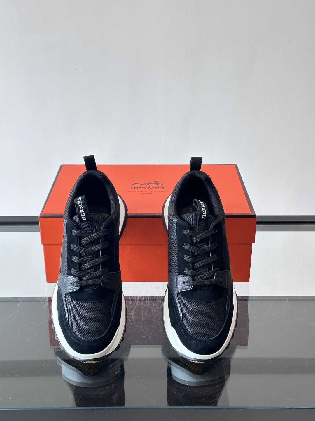 👟Hermès 运动鞋，麂皮➕牛皮拼接，侧面“H”标志超有辨识度✨。橡胶鞋底抓地力强，穿着舒适，日常或轻