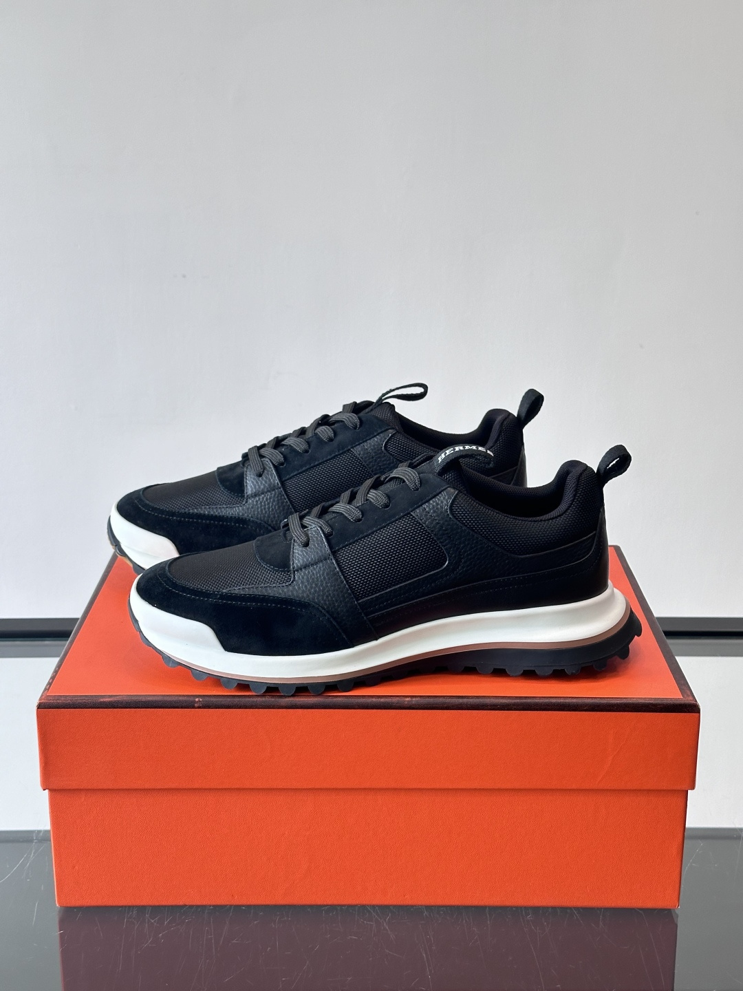 👟Hermès 运动鞋，麂皮➕牛皮拼接，侧面“H”标志超有辨识度✨。橡胶鞋底抓地力强，穿着舒适，日常或轻