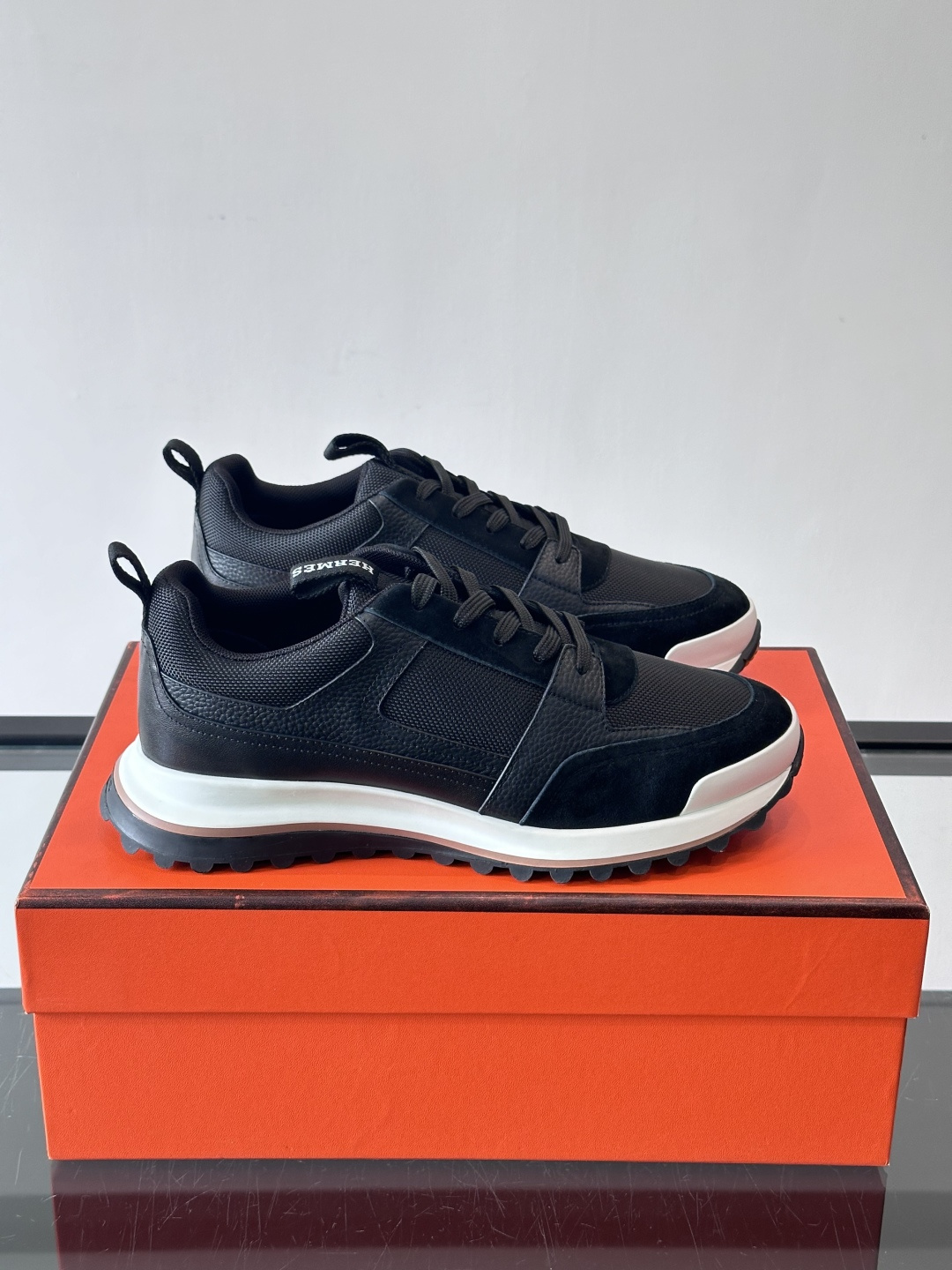 👟Hermès 运动鞋，麂皮➕牛皮拼接，侧面“H”标志超有辨识度✨。橡胶鞋底抓地力强，穿着舒适，日常或轻