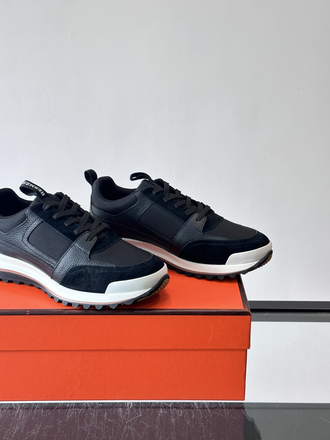 👟Hermès 运动鞋，麂皮➕牛皮拼接，侧面“H”标志超有辨识度✨。橡胶鞋底抓地力强，穿着舒适，日常或轻