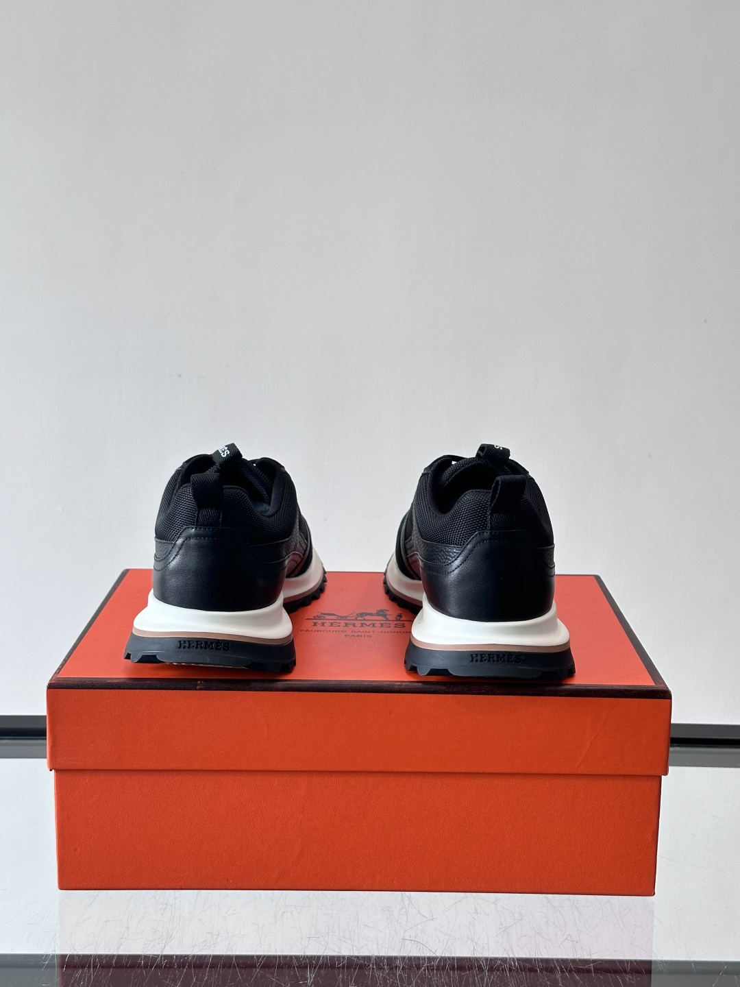 👟Hermès 运动鞋，麂皮➕牛皮拼接，侧面“H”标志超有辨识度✨。橡胶鞋底抓地力强，穿着舒适，日常或轻