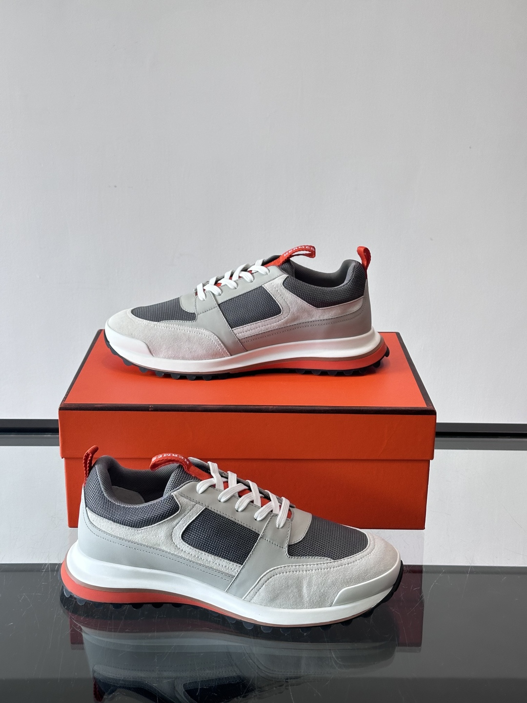 👟Hermès 运动鞋，麂皮➕牛皮拼接，侧面“H”标志超有辨识度✨。橡胶鞋底抓地力强，穿着舒适，日常或轻