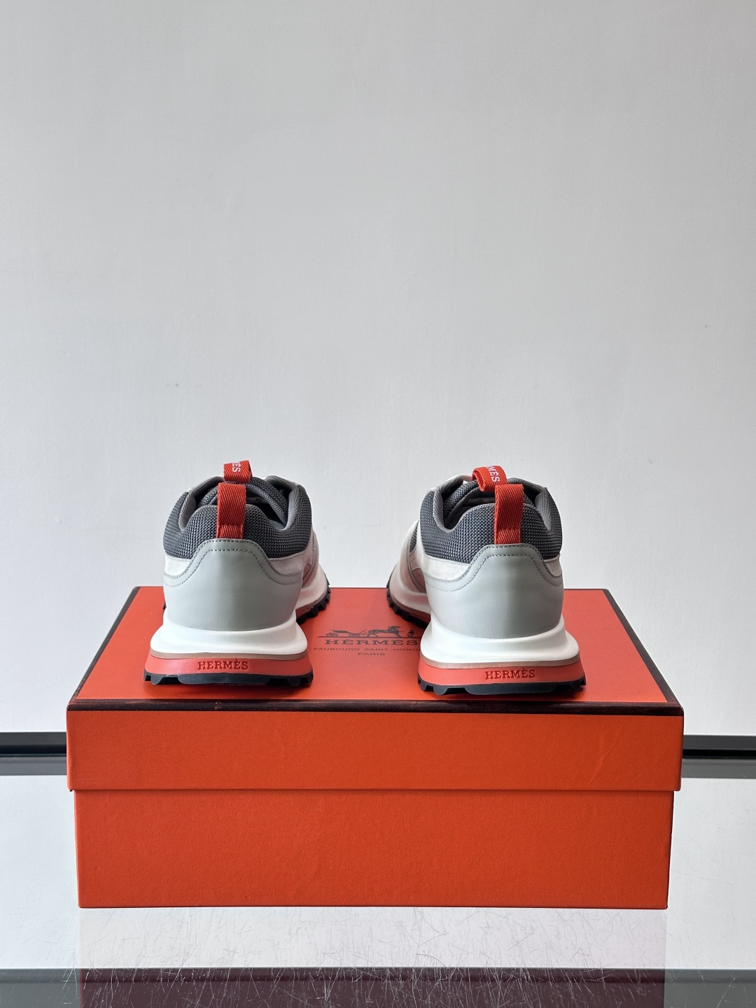 👟Hermès 运动鞋，麂皮➕牛皮拼接，侧面“H”标志超有辨识度✨。橡胶鞋底抓地力强，穿着舒适，日常或轻