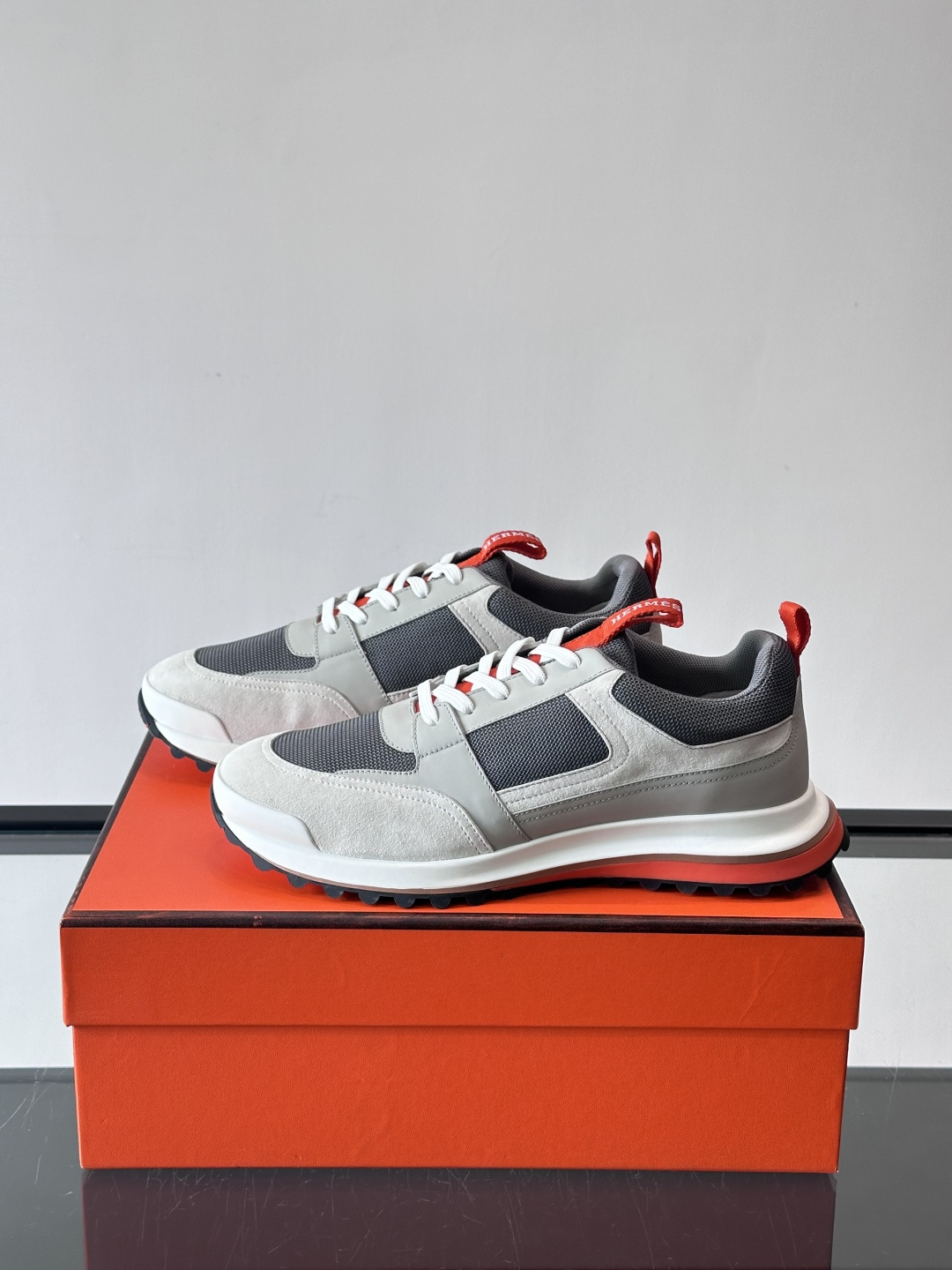 👟Hermès 运动鞋，麂皮➕牛皮拼接，侧面“H”标志超有辨识度✨。橡胶鞋底抓地力强，穿着舒适，日常或轻