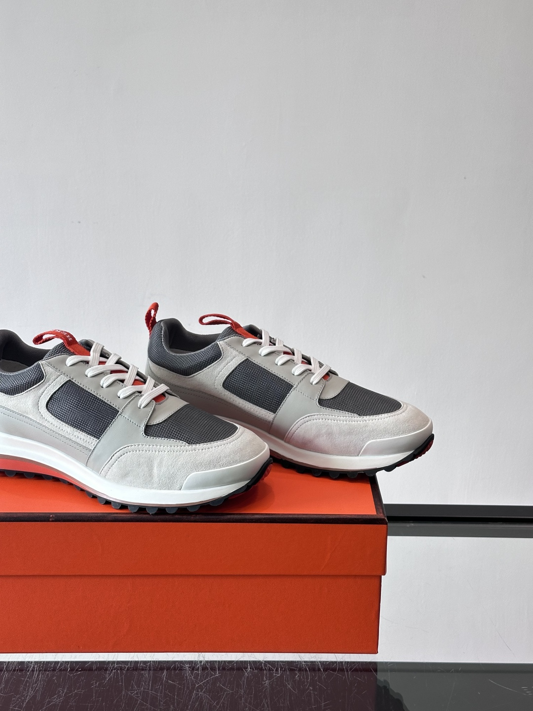 👟Hermès 运动鞋，麂皮➕牛皮拼接，侧面“H”标志超有辨识度✨。橡胶鞋底抓地力强，穿着舒适，日常或轻