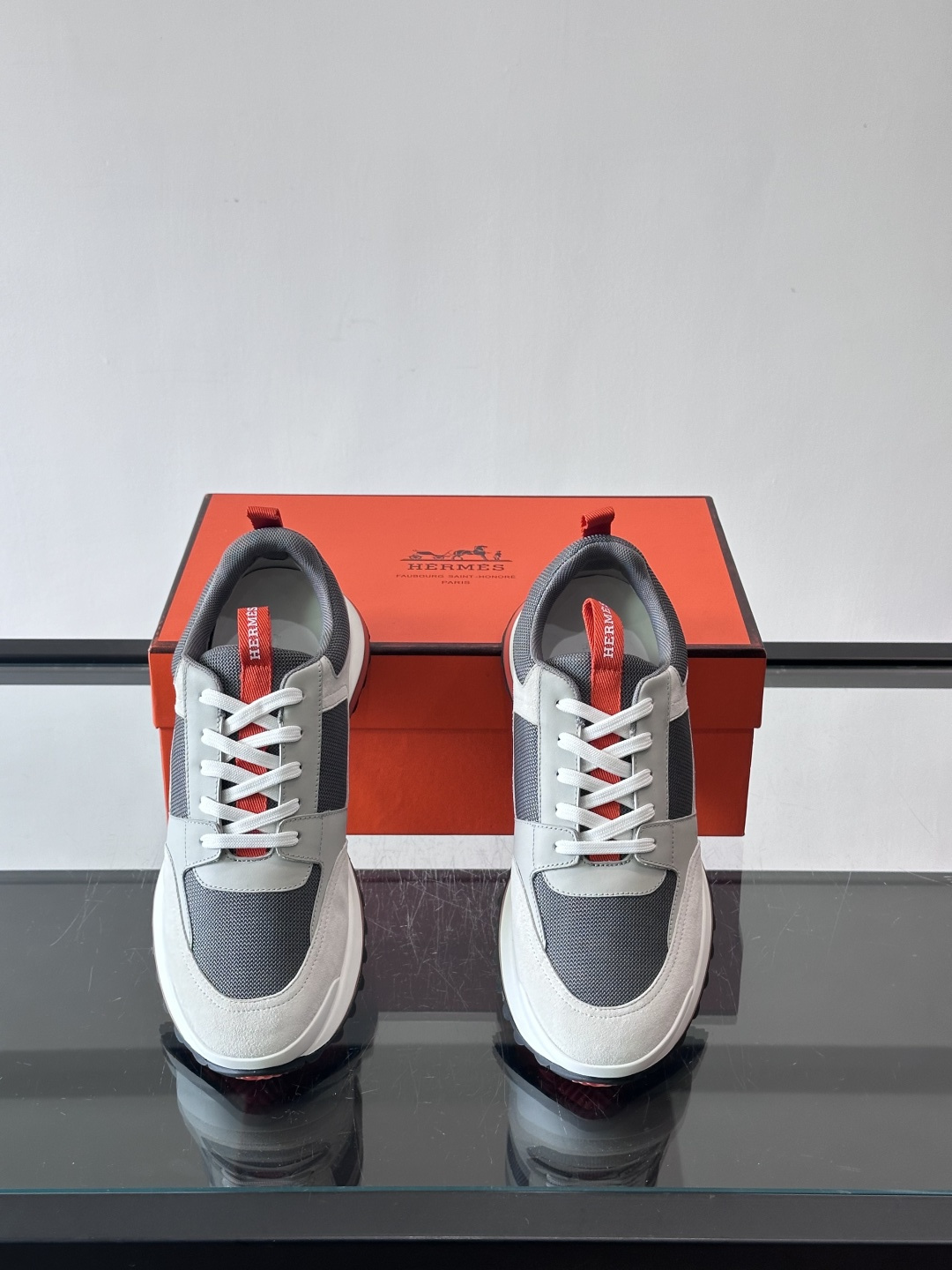 👟Hermès 运动鞋，麂皮➕牛皮拼接，侧面“H”标志超有辨识度✨。橡胶鞋底抓地力强，穿着舒适，日常或轻