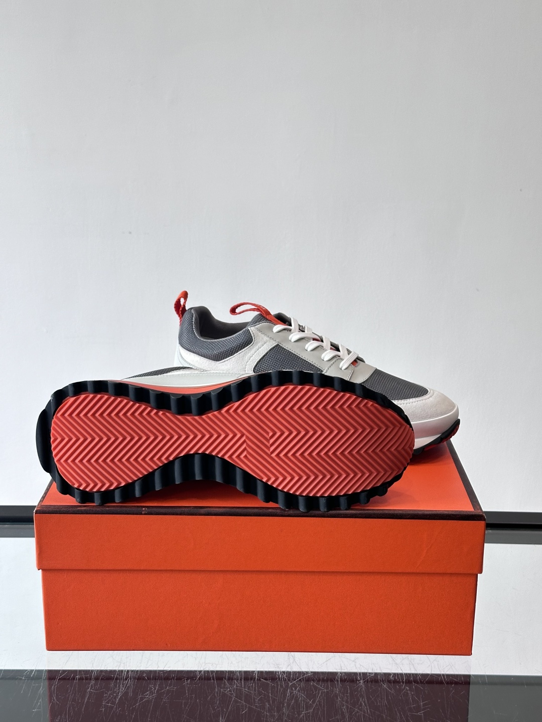 👟Hermès 运动鞋，麂皮➕牛皮拼接，侧面“H”标志超有辨识度✨。橡胶鞋底抓地力强，穿着舒适，日常或轻