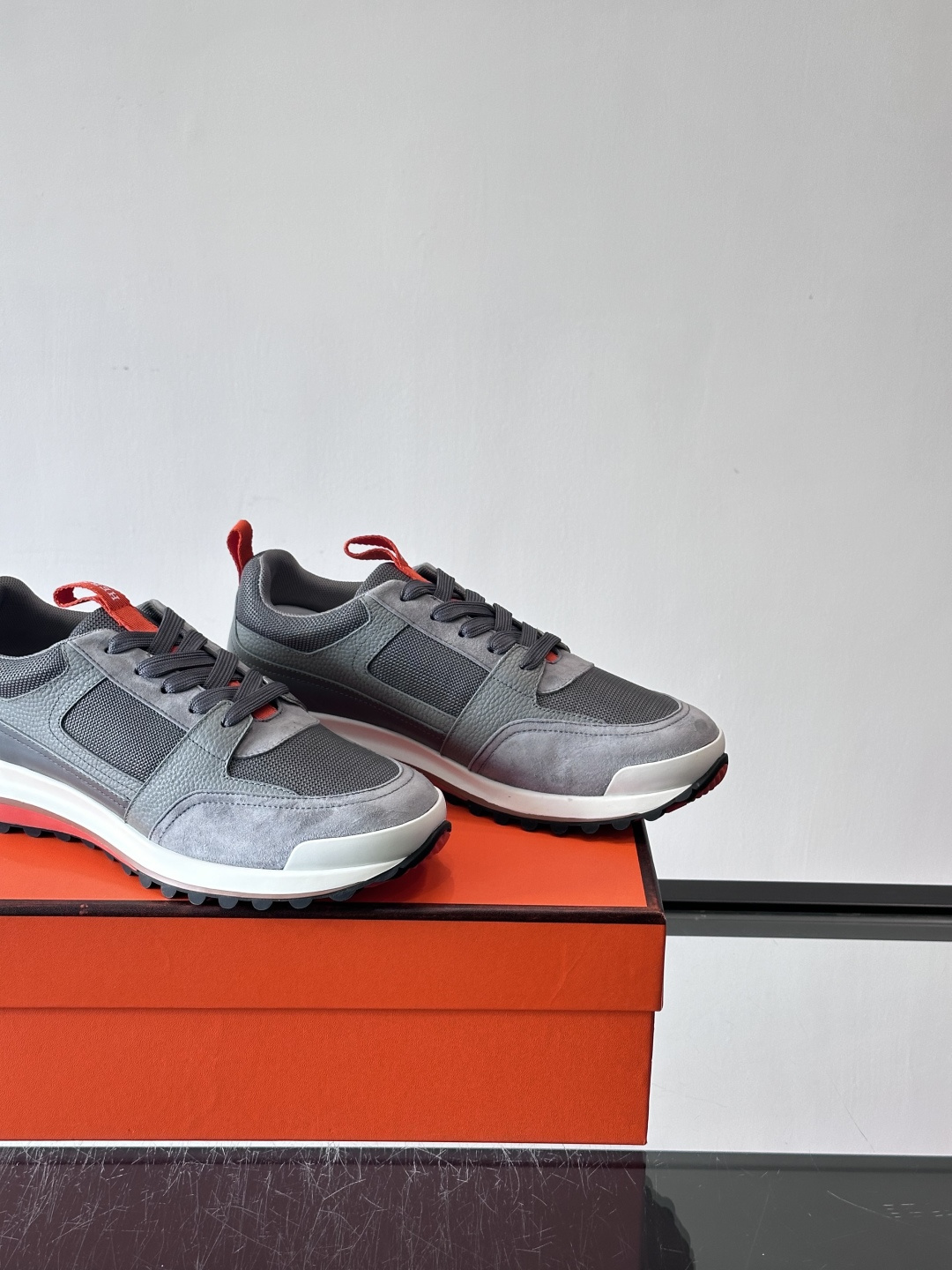 👟Hermès 运动鞋，麂皮➕牛皮拼接，侧面“H”标志超有辨识度✨。橡胶鞋底抓地力强，穿着舒适，日常或轻