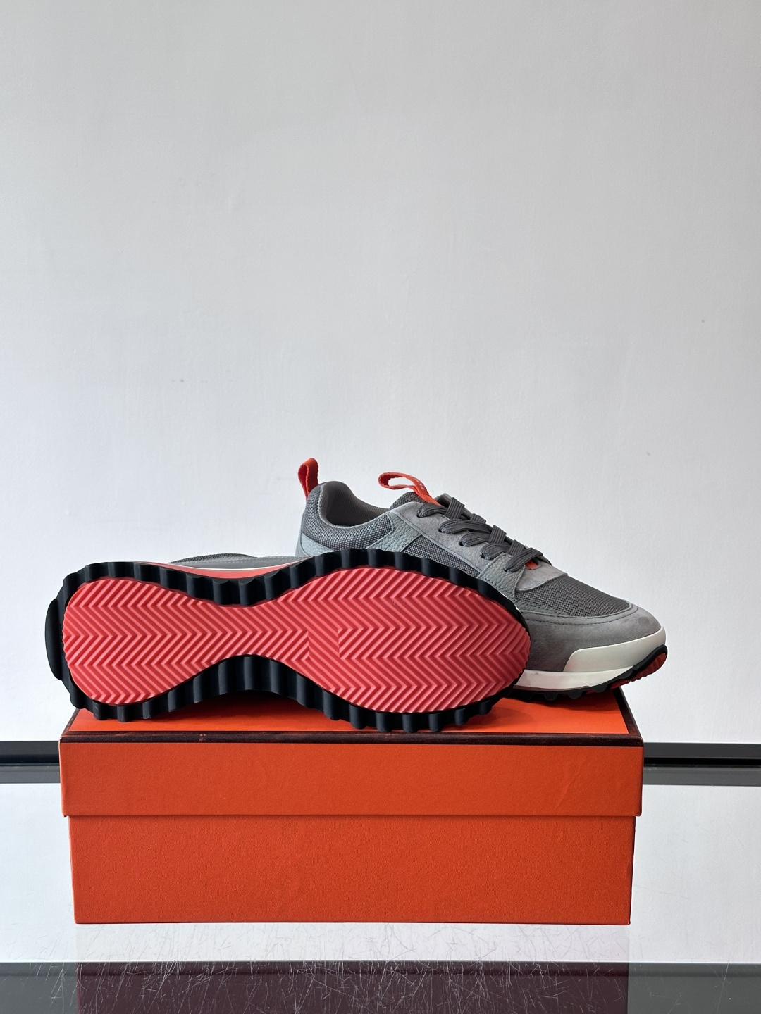 👟Hermès 运动鞋，麂皮➕牛皮拼接，侧面“H”标志超有辨识度✨。橡胶鞋底抓地力强，穿着舒适，日常或轻