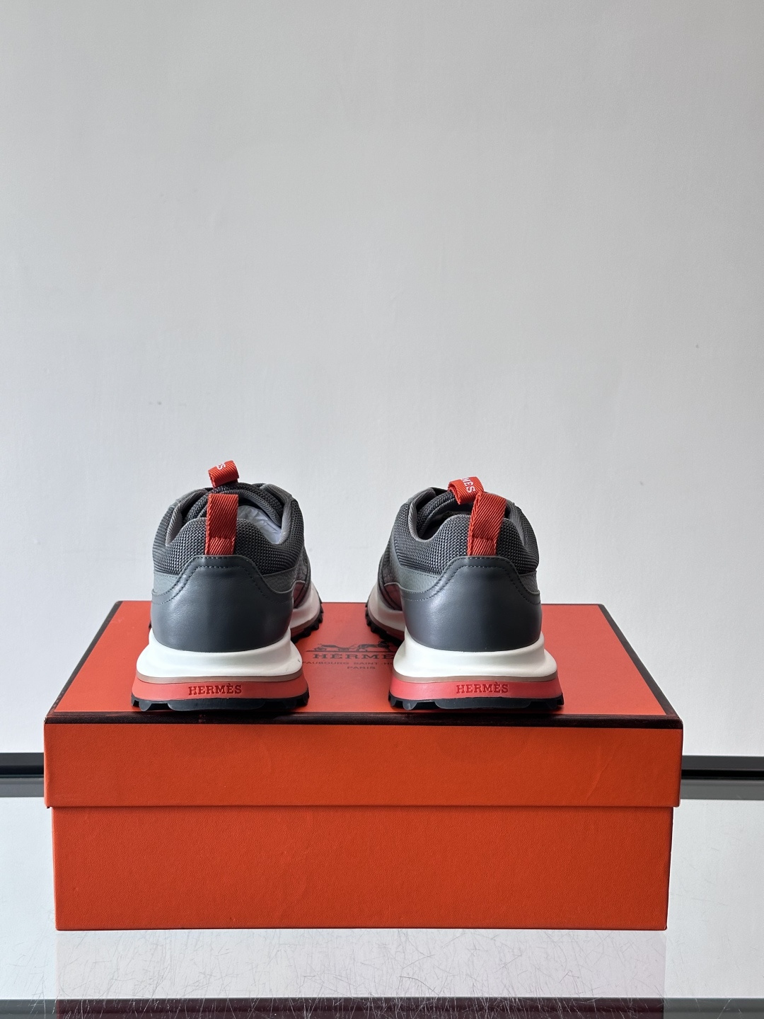 👟Hermès 运动鞋，麂皮➕牛皮拼接，侧面“H”标志超有辨识度✨。橡胶鞋底抓地力强，穿着舒适，日常或轻