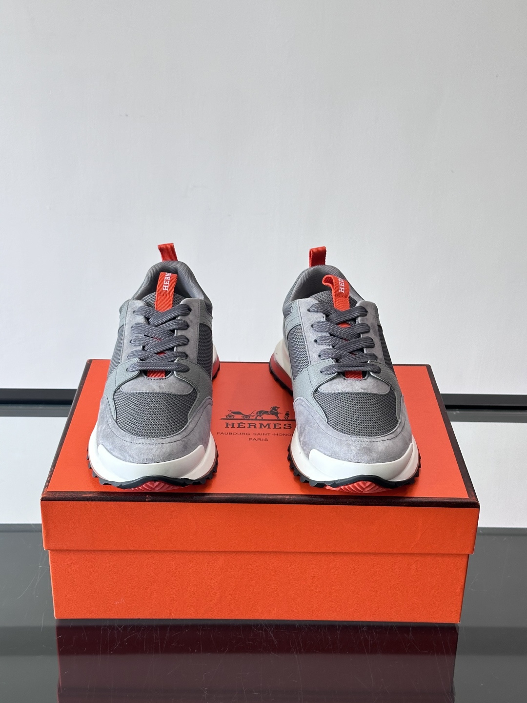 👟Hermès 运动鞋，麂皮➕牛皮拼接，侧面“H”标志超有辨识度✨。橡胶鞋底抓地力强，穿着舒适，日常或轻