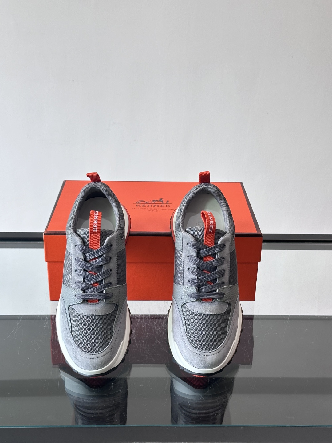 👟Hermès 运动鞋，麂皮➕牛皮拼接，侧面“H”标志超有辨识度✨。橡胶鞋底抓地力强，穿着舒适，日常或轻