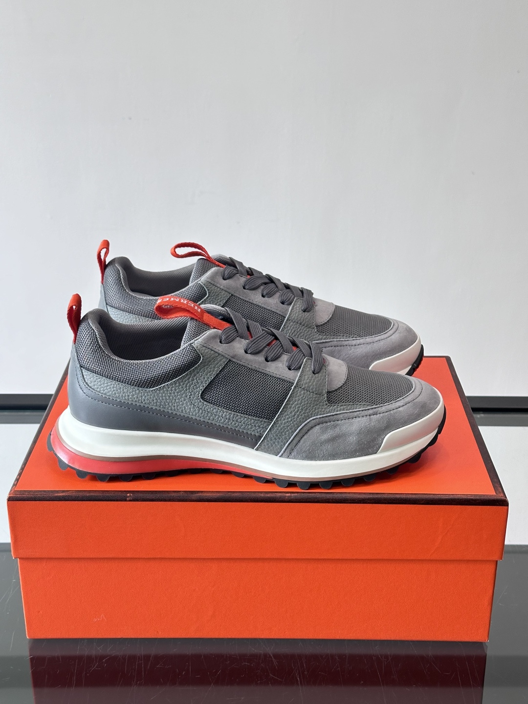 👟Hermès 运动鞋，麂皮➕牛皮拼接，侧面“H”标志超有辨识度✨。橡胶鞋底抓地力强，穿着舒适，日常或轻