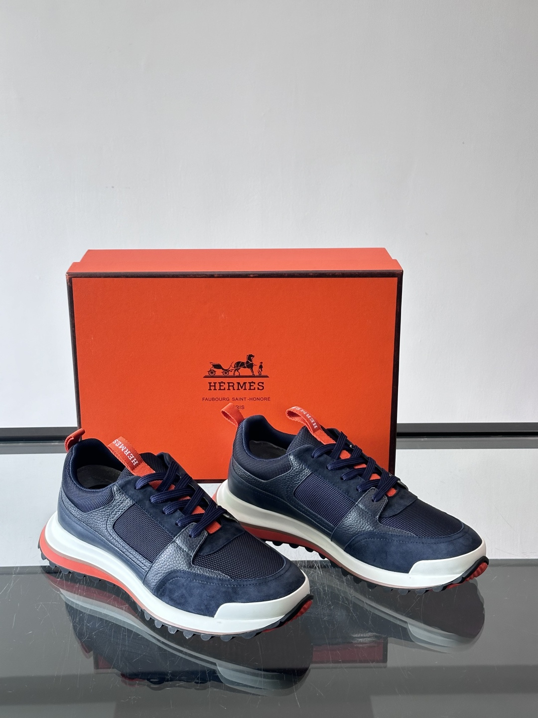 👟Hermès 运动鞋，麂皮➕牛皮拼接，侧面“H”标志超有辨识度✨。橡胶鞋底抓地力强，穿着舒适，日常或轻