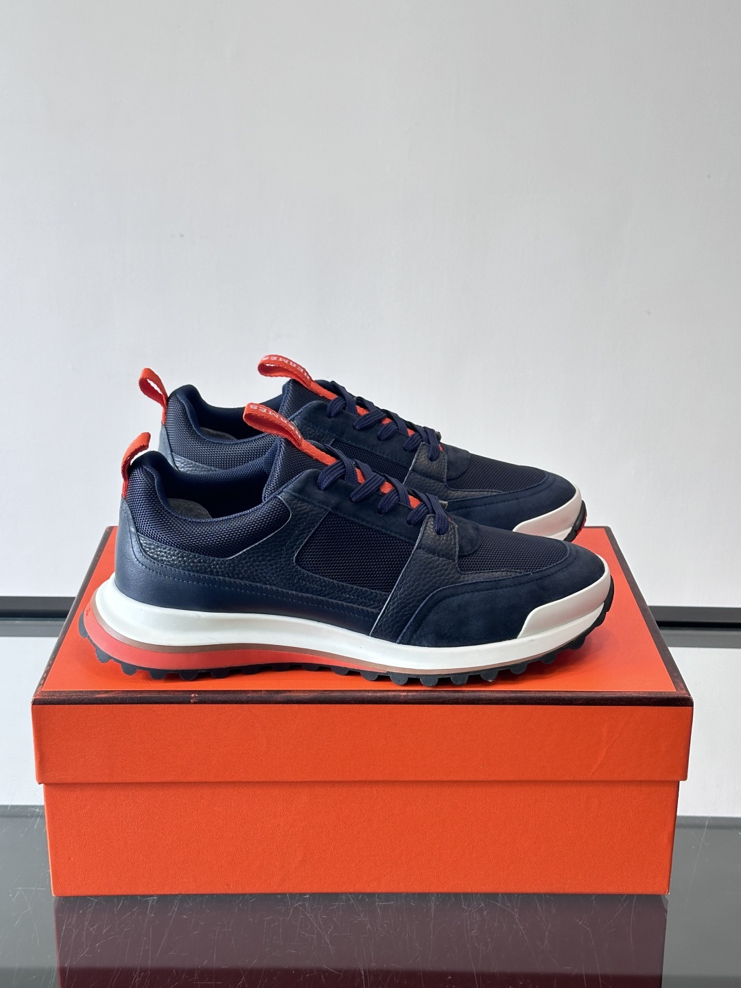 👟Hermès 运动鞋，麂皮➕牛皮拼接，侧面“H”标志超有辨识度✨。橡胶鞋底抓地力强，穿着舒适，日常或轻