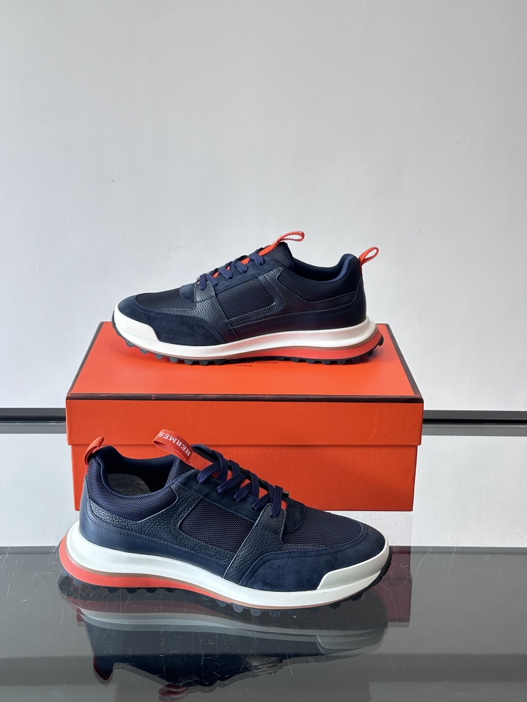 👟Hermès 运动鞋，麂皮➕牛皮拼接，侧面“H”标志超有辨识度✨。橡胶鞋底抓地力强，穿着舒适，日常或轻