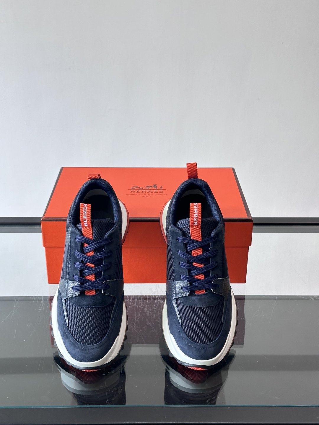 👟Hermès 运动鞋，麂皮➕牛皮拼接，侧面“H”标志超有辨识度✨。橡胶鞋底抓地力强，穿着舒适，日常或轻