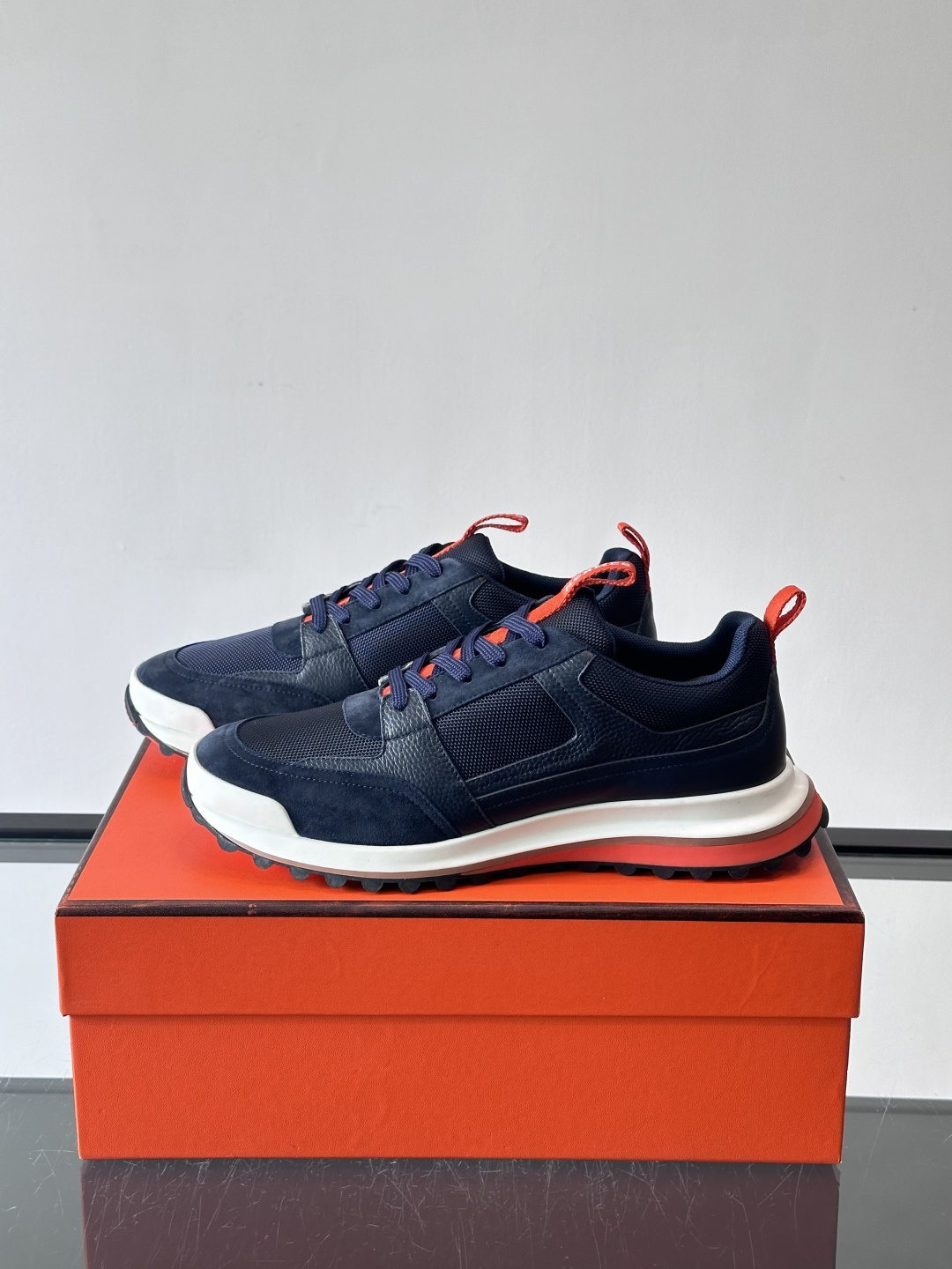 👟Hermès 运动鞋，麂皮➕牛皮拼接，侧面“H”标志超有辨识度✨。橡胶鞋底抓地力强，穿着舒适，日常或轻