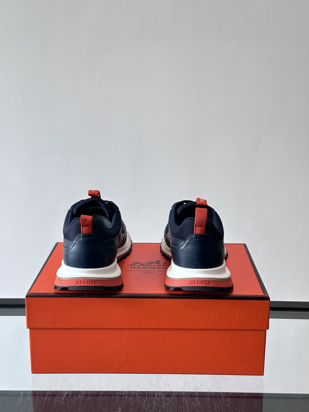 👟Hermès 运动鞋，麂皮➕牛皮拼接，侧面“H”标志超有辨识度✨。橡胶鞋底抓地力强，穿着舒适，日常或轻