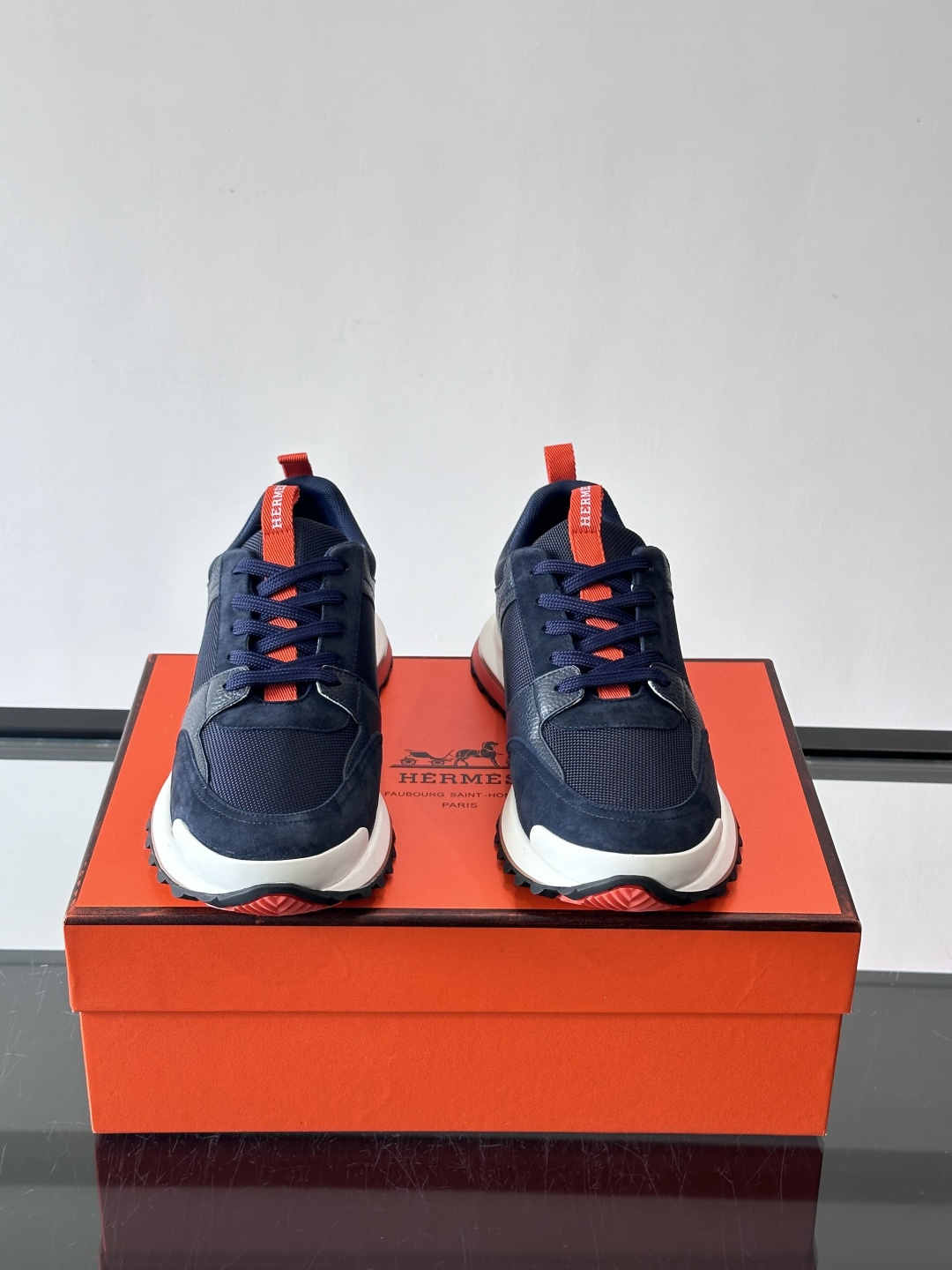 👟Hermès 运动鞋，麂皮➕牛皮拼接，侧面“H”标志超有辨识度✨。橡胶鞋底抓地力强，穿着舒适，日常或轻