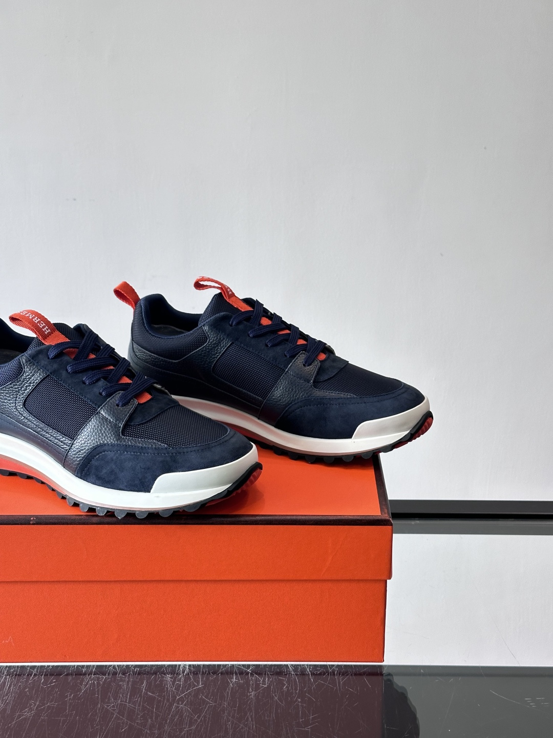 👟Hermès 运动鞋，麂皮➕牛皮拼接，侧面“H”标志超有辨识度✨。橡胶鞋底抓地力强，穿着舒适，日常或轻