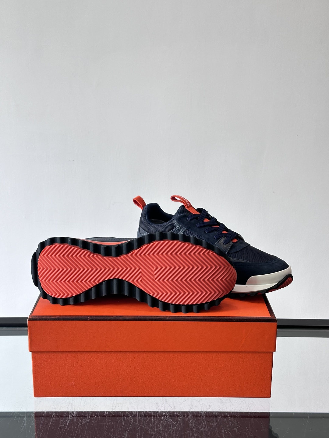 👟Hermès 运动鞋，麂皮➕牛皮拼接，侧面“H”标志超有辨识度✨。橡胶鞋底抓地力强，穿着舒适，日常或轻