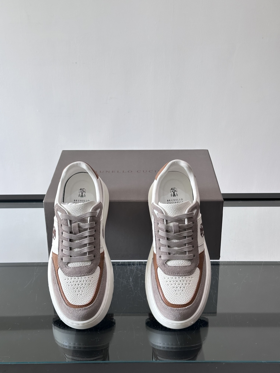 Brunello Cucinelli 男士运动鞋​​👟这款运动鞋采用牛皮+反绒牛皮拼接，微孔设计超透气，