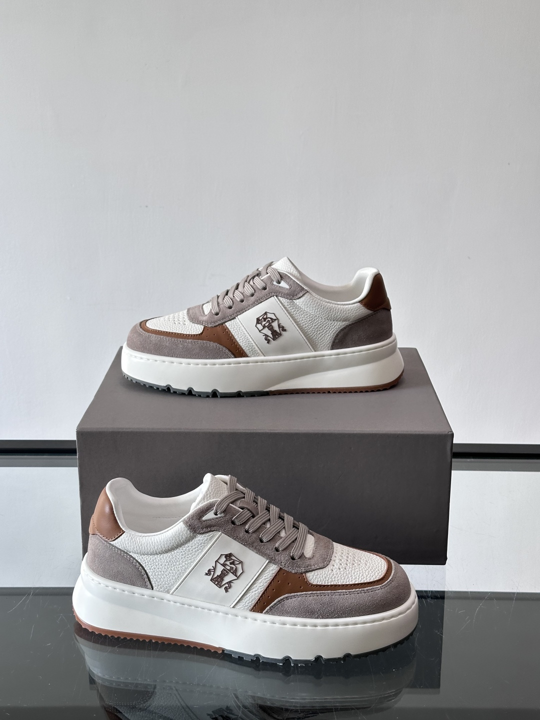 Brunello Cucinelli 男士运动鞋​​👟这款运动鞋采用牛皮+反绒牛皮拼接，微孔设计超透气，