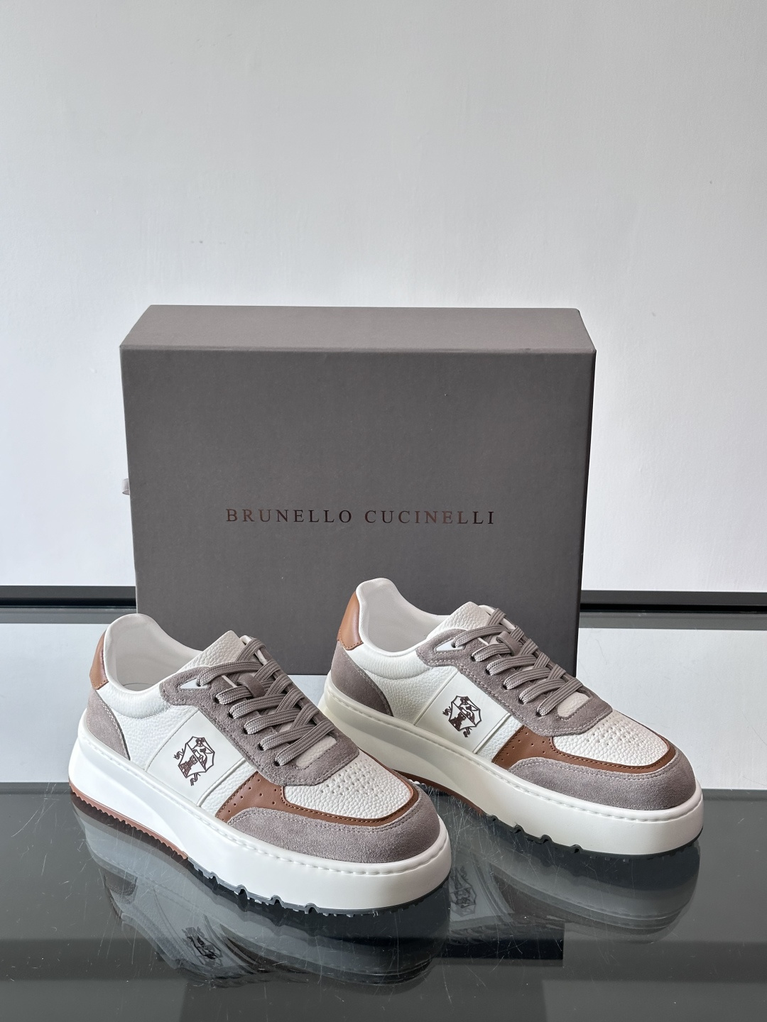 Brunello Cucinelli 男士运动鞋​​👟这款运动鞋采用牛皮+反绒牛皮拼接，微孔设计超透气，