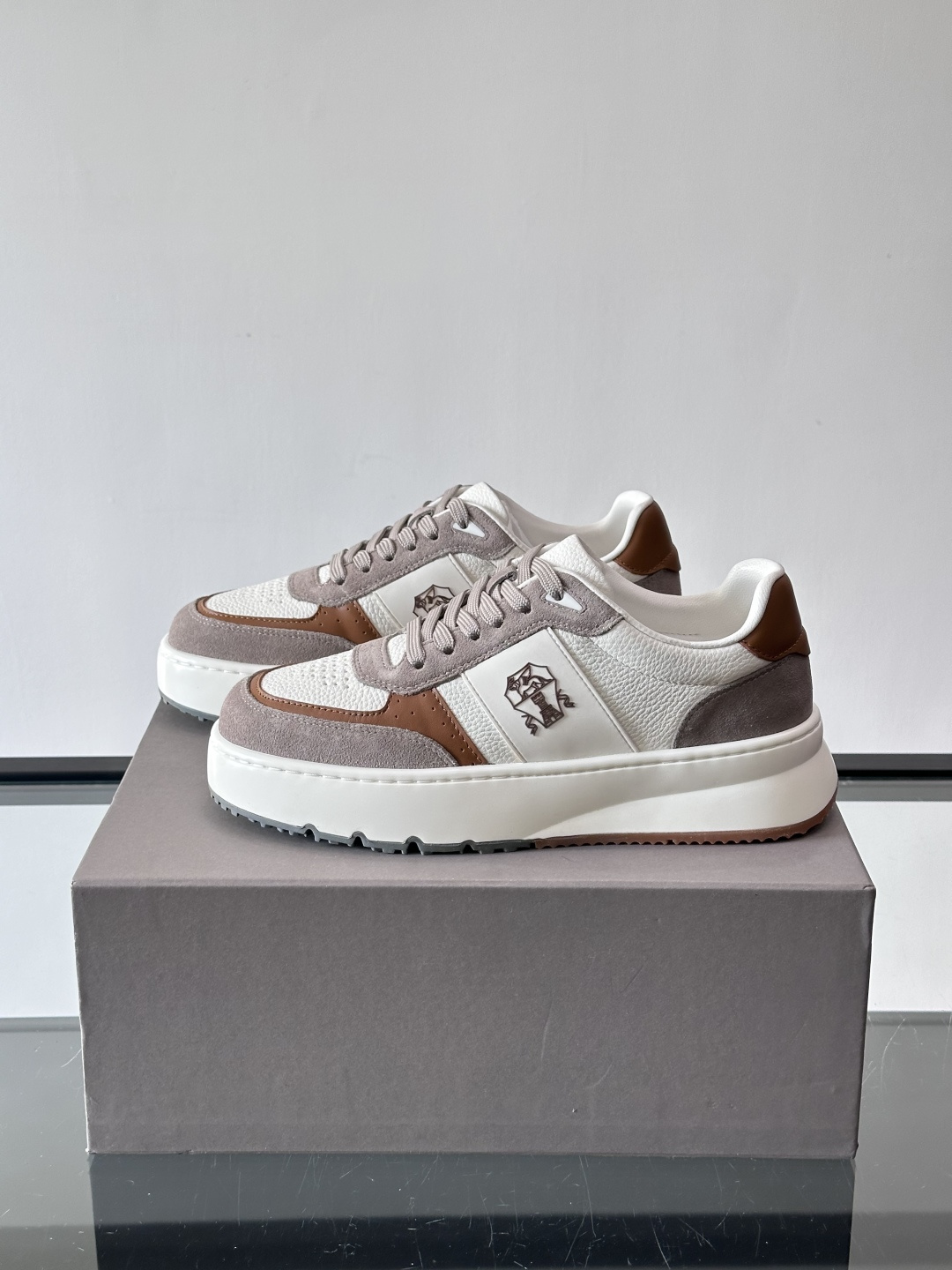 Brunello Cucinelli 男士运动鞋​​👟这款运动鞋采用牛皮+反绒牛皮拼接，微孔设计超透气，