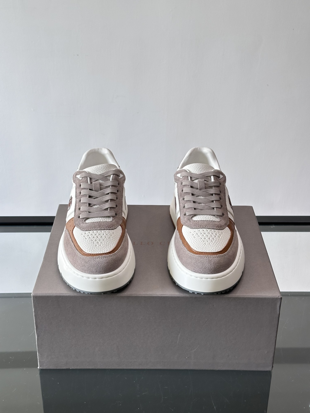 Brunello Cucinelli 男士运动鞋​​👟这款运动鞋采用牛皮+反绒牛皮拼接，微孔设计超透气，