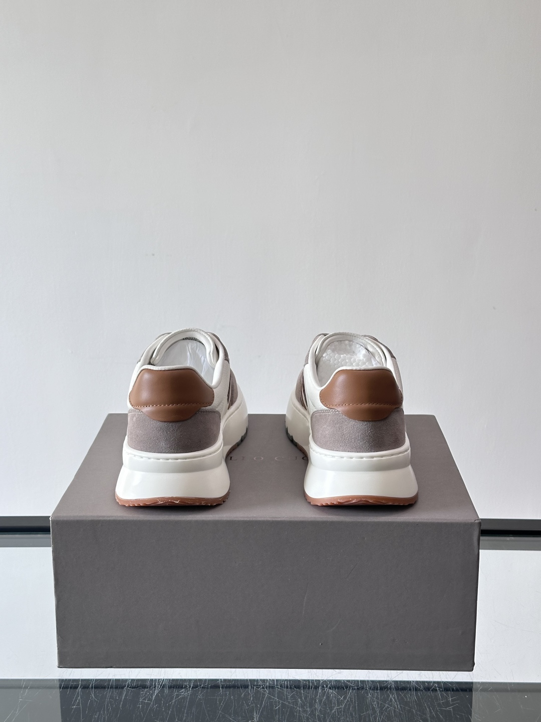 Brunello Cucinelli 男士运动鞋​​👟这款运动鞋采用牛皮+反绒牛皮拼接，微孔设计超透气，