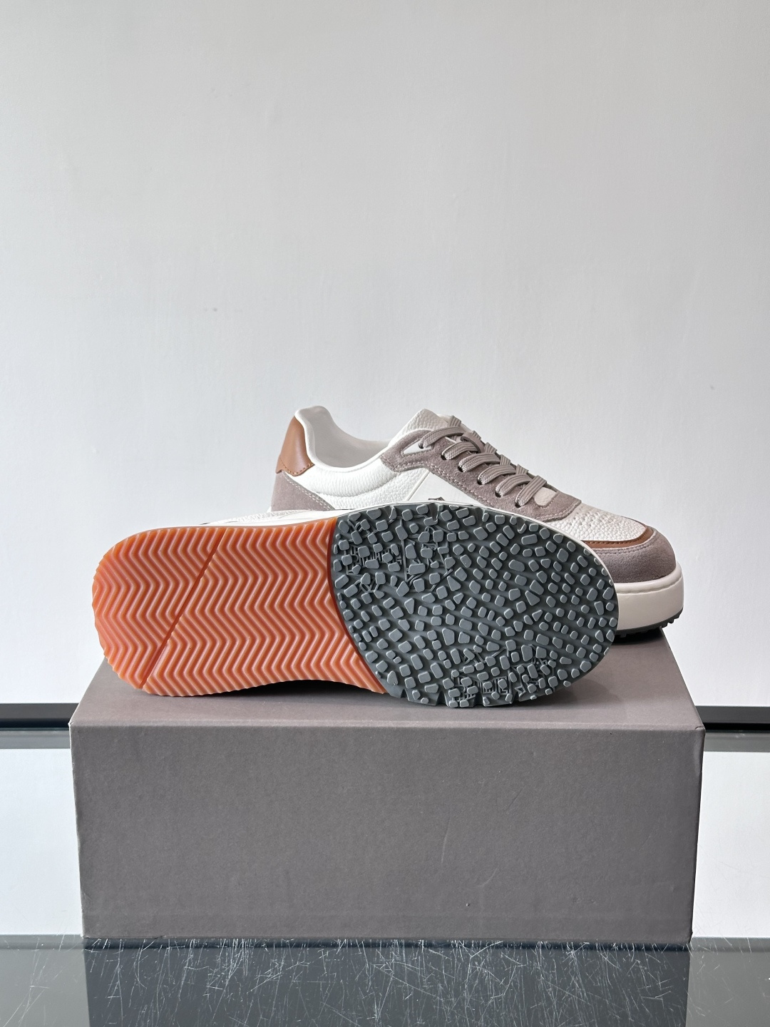 Brunello Cucinelli 男士运动鞋​​👟这款运动鞋采用牛皮+反绒牛皮拼接，微孔设计超透气，